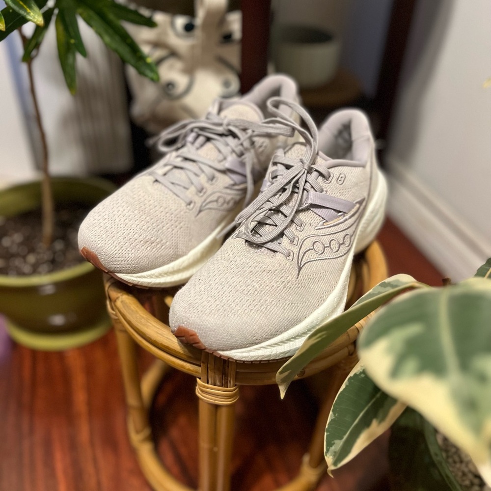 Saucony Women’s Triumph Run For Good   Sustainable Running/Walking Shoe Size 8.5